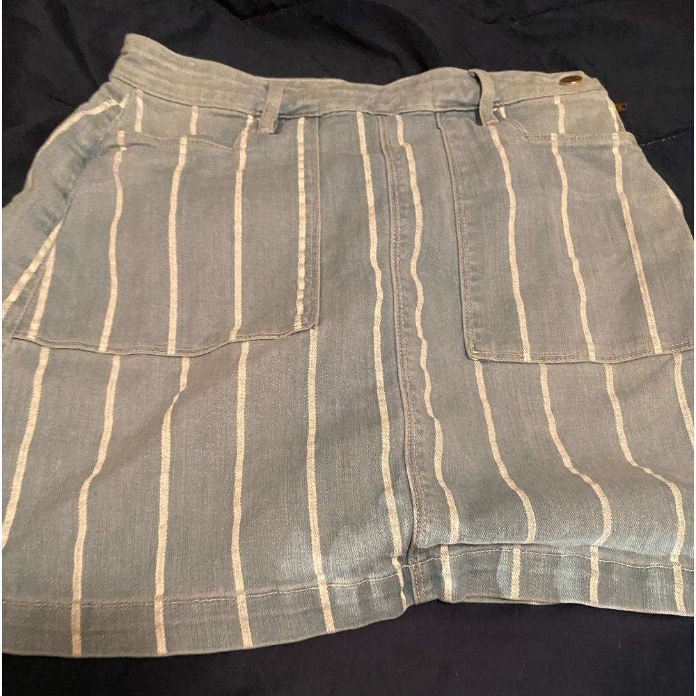 FRAME blue pinstripe mini denim skirt. Size 29 with large pockets.
